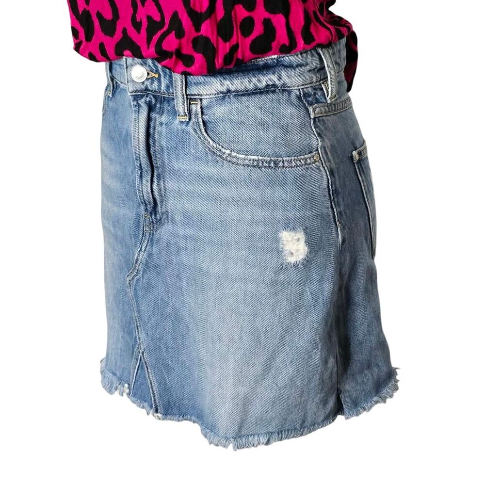 GUESS Women’s Denim Mini Skirt Size 27 High Rise Distressed Raw Hem Light Wash - Picture 4 of 14